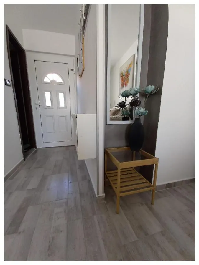 Apartmani Alma Pola 0*,