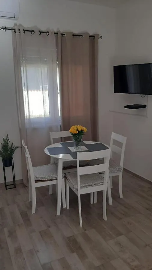 Apartmani Alma Pola 0*,